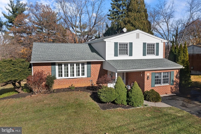 view of front of home with a front lawn