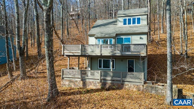 view of front of property featuring a balcony