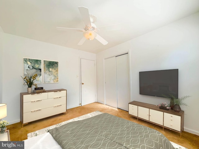 bedroom featuring ceiling fan and a closet