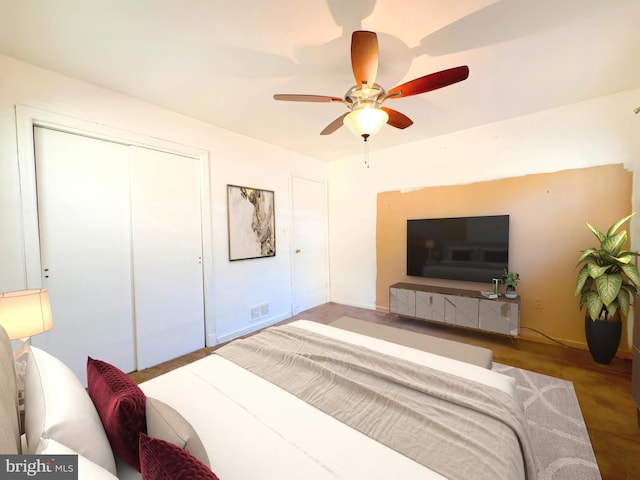 bedroom featuring ceiling fan and a closet