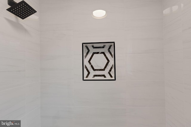 details featuring tiled shower