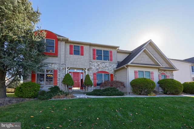 view of front facade featuring a front lawn