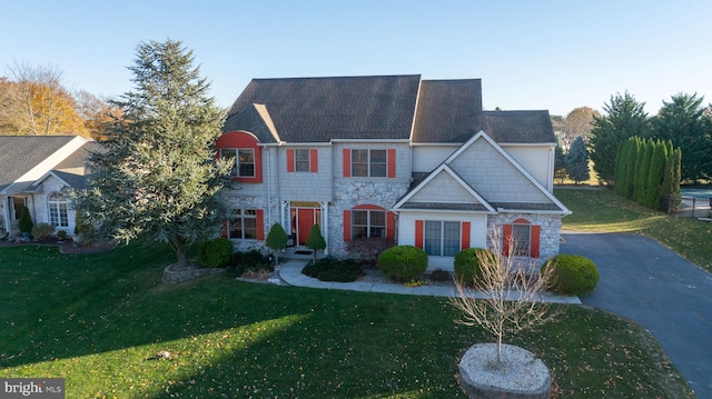 view of front of home featuring a front yard