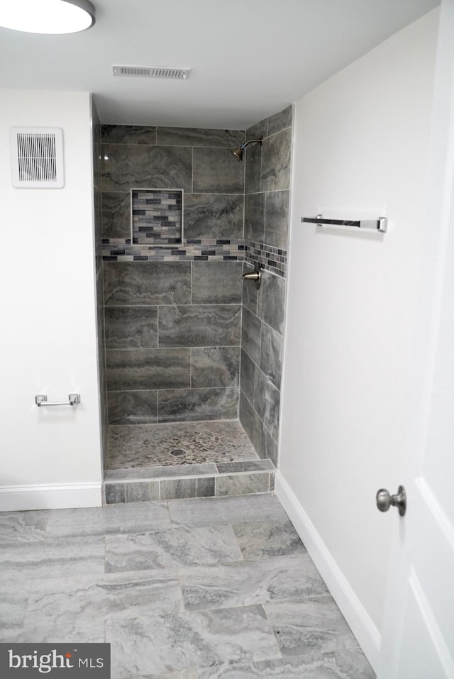 bathroom featuring a tile shower