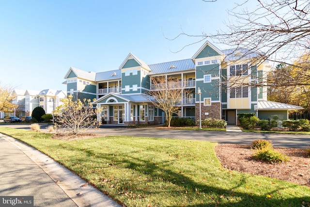 view of front of property with a front lawn