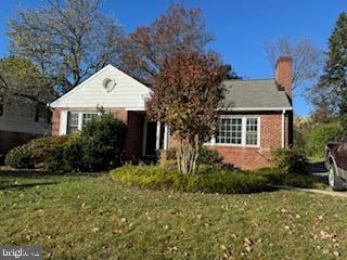 view of front of property with a front lawn