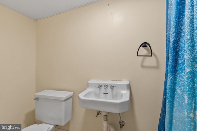 bathroom featuring sink and toilet