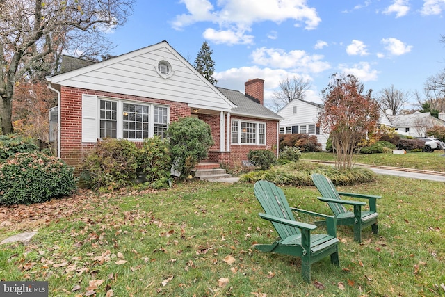 view of front facade with a front lawn