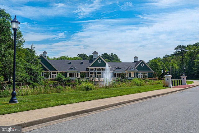 view of front of house featuring a front yard