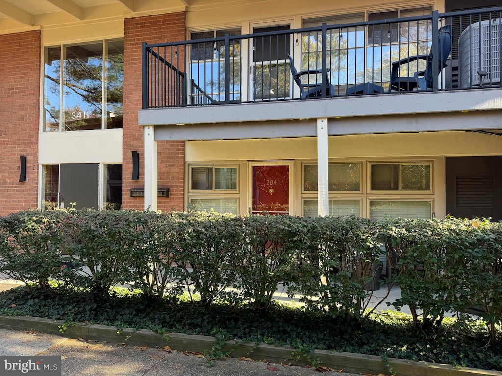 property entrance featuring a balcony