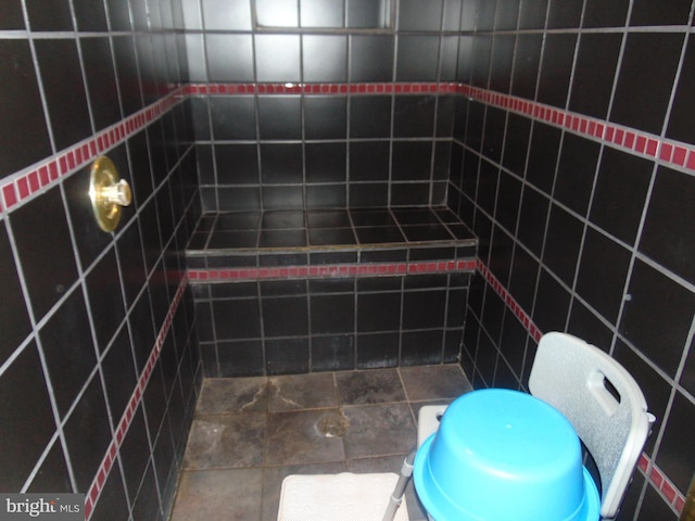 bathroom featuring tile walls