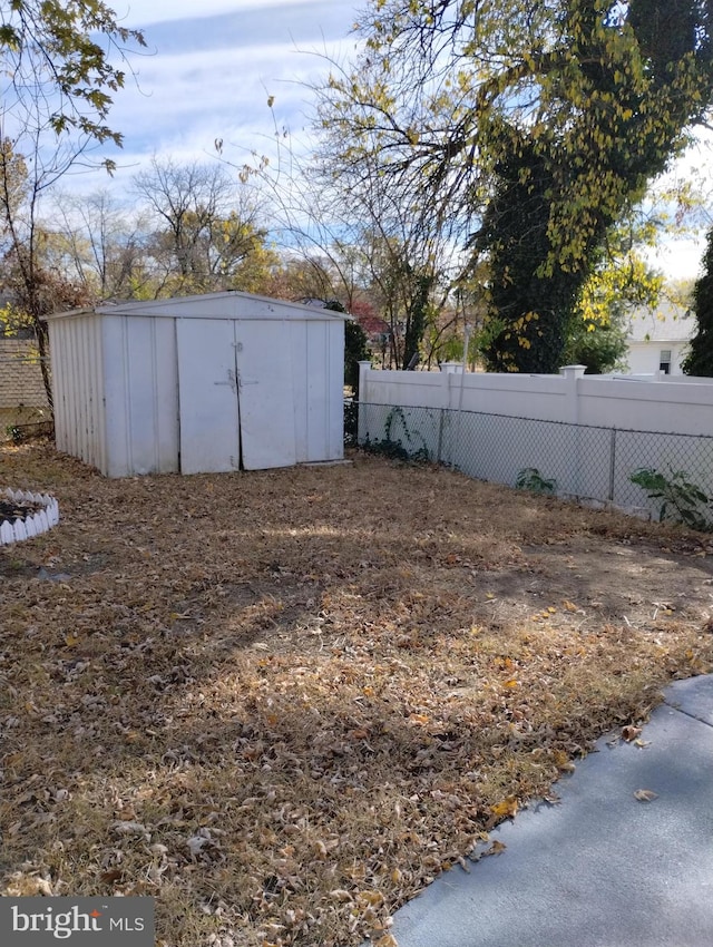 view of yard featuring a shed