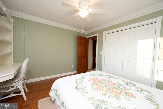 bedroom featuring a closet, ornamental molding, a textured ceiling, hardwood / wood-style flooring, and ceiling fan