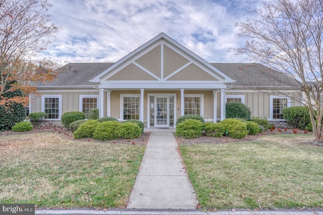 view of front of property featuring a front yard