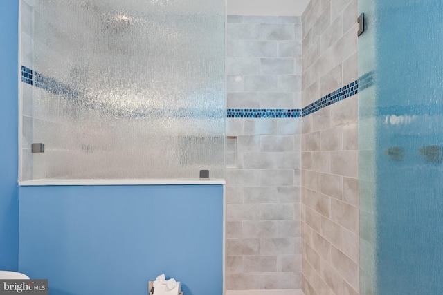 bathroom featuring tiled shower