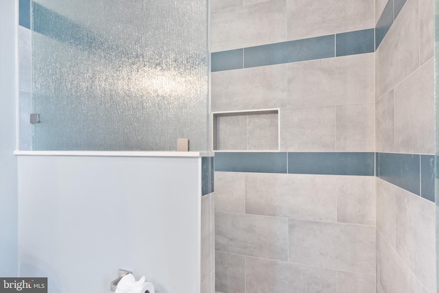 bathroom featuring a tile shower