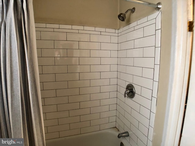 bathroom with tiled shower / bath combo