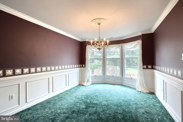 carpeted spare room with a notable chandelier and ornamental molding