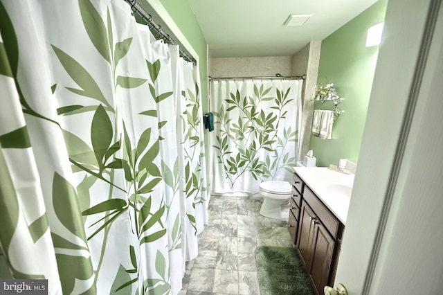 bathroom with a shower with shower curtain, vanity, and toilet