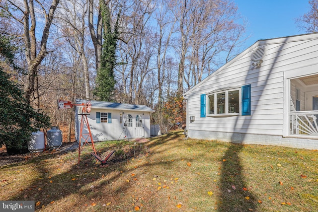 view of yard featuring an outbuilding