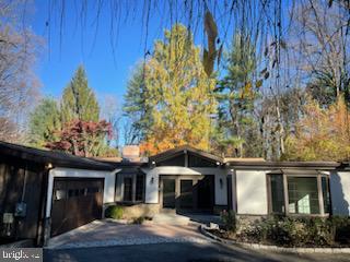 ranch-style home featuring a garage