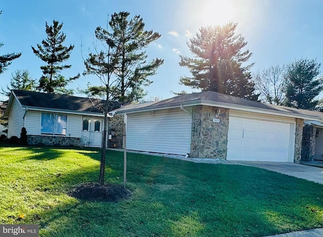 ranch-style home with a front yard