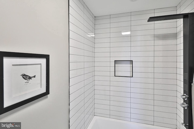 bathroom featuring tiled shower / bath combo