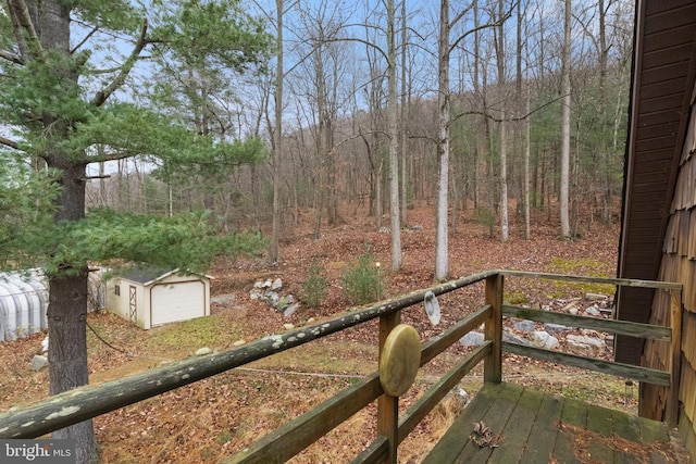 view of yard featuring an outdoor structure