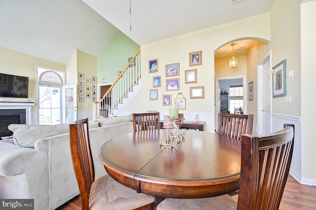 dining room featuring an inviting chandelier, lofted ceiling, and hardwood / wood-style floors