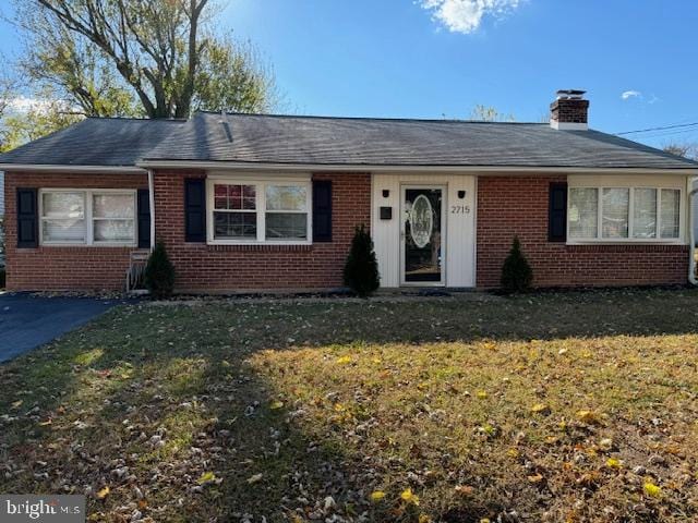 single story home with a front lawn