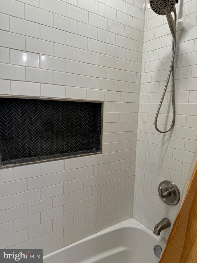 bathroom with tiled shower / bath combo