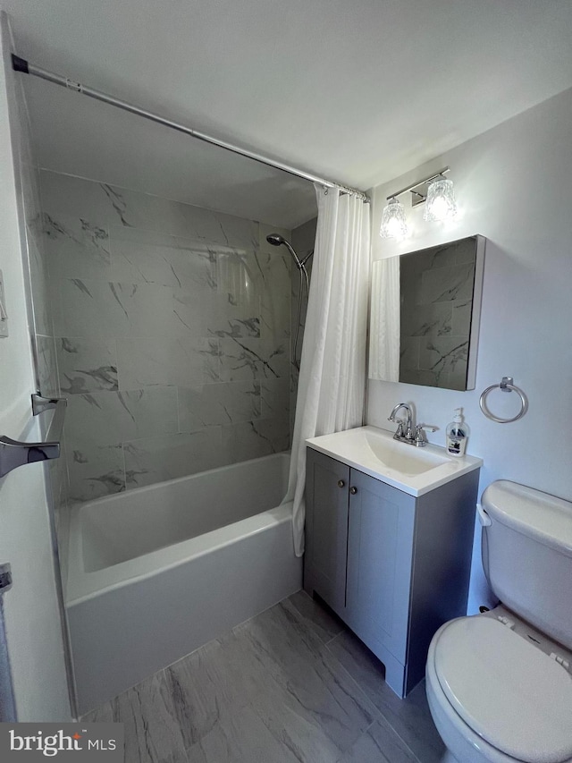 full bathroom featuring shower / tub combo with curtain, vanity, and toilet