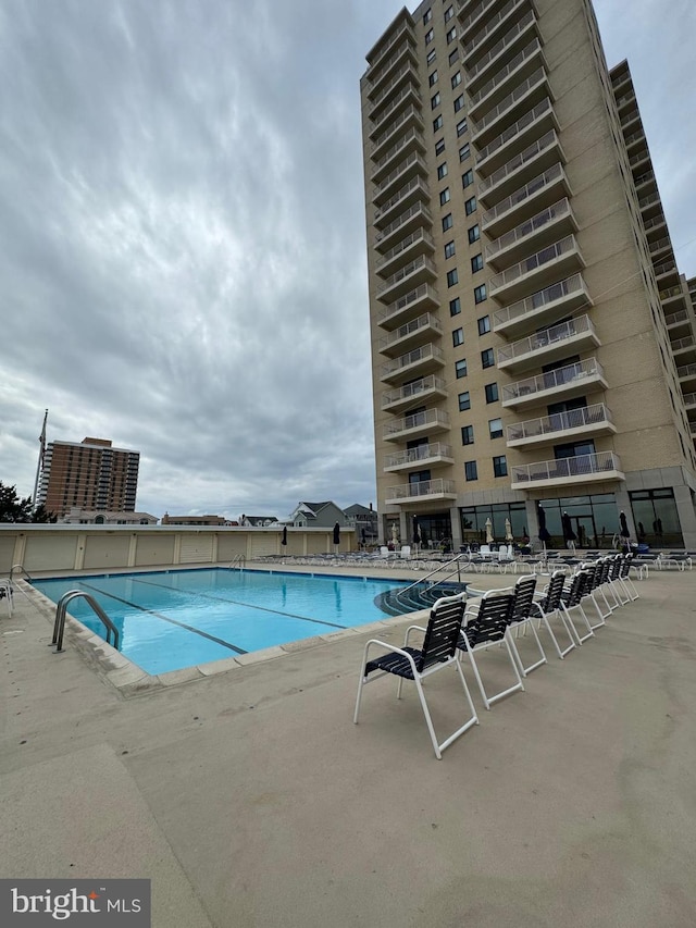 view of swimming pool