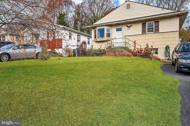 view of front of home featuring a front yard