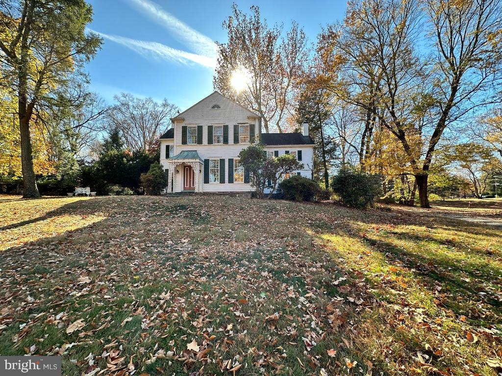 view of front of house featuring a front yard