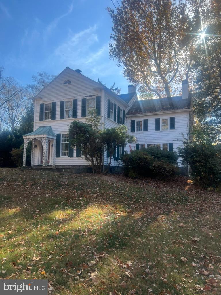 view of front of home featuring a front lawn