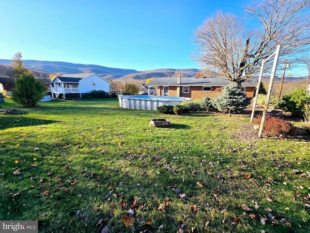 view of yard with a mountain view