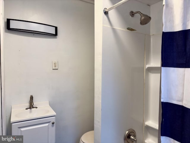 bathroom with a shower with curtain, vanity, and toilet