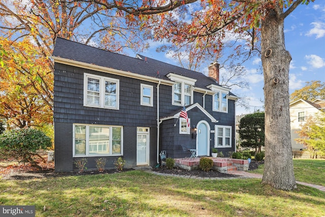 view of front of property featuring a front yard