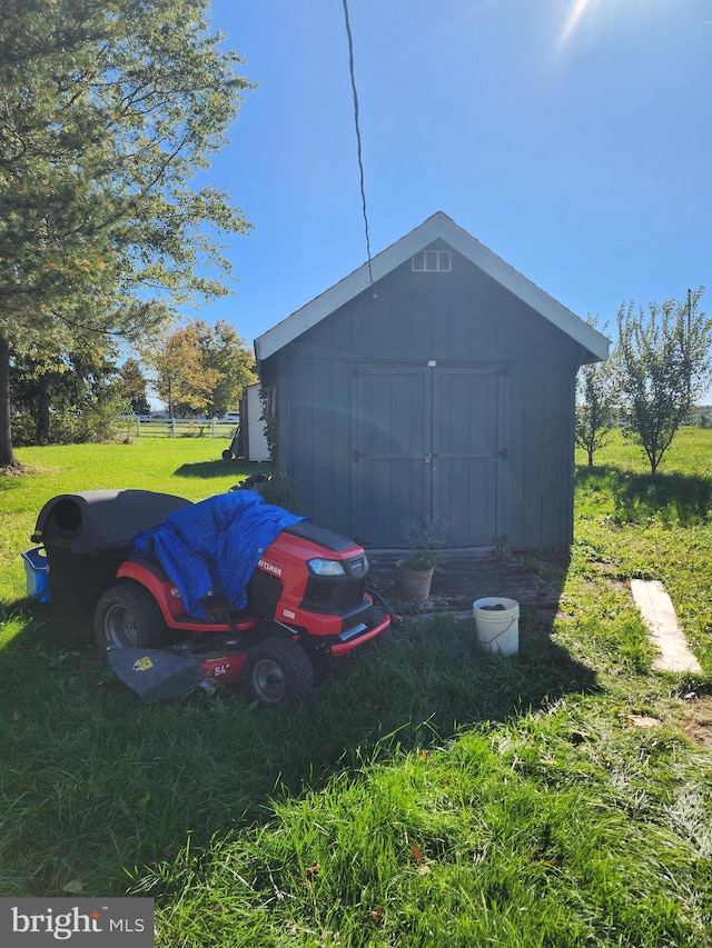 view of outdoor structure with a yard