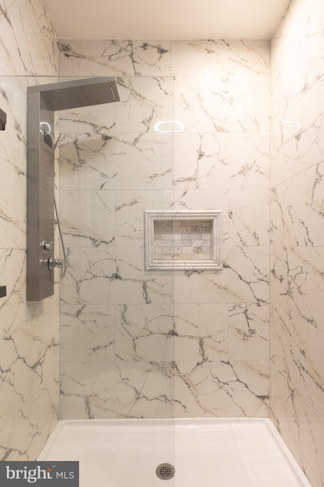 bathroom featuring a tile shower