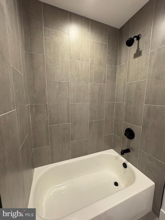 bathroom with tiled shower / bath combo