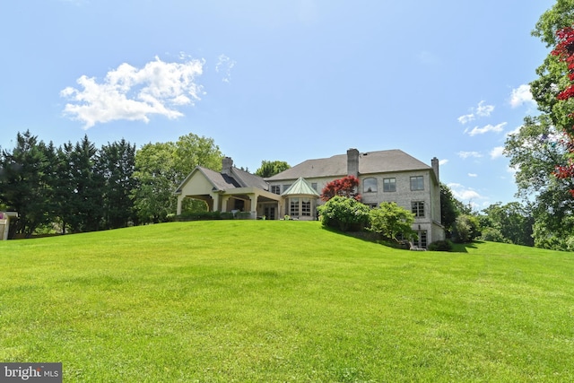 view of front of house featuring a front lawn