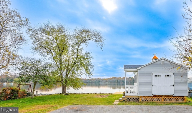 view of yard featuring a water view