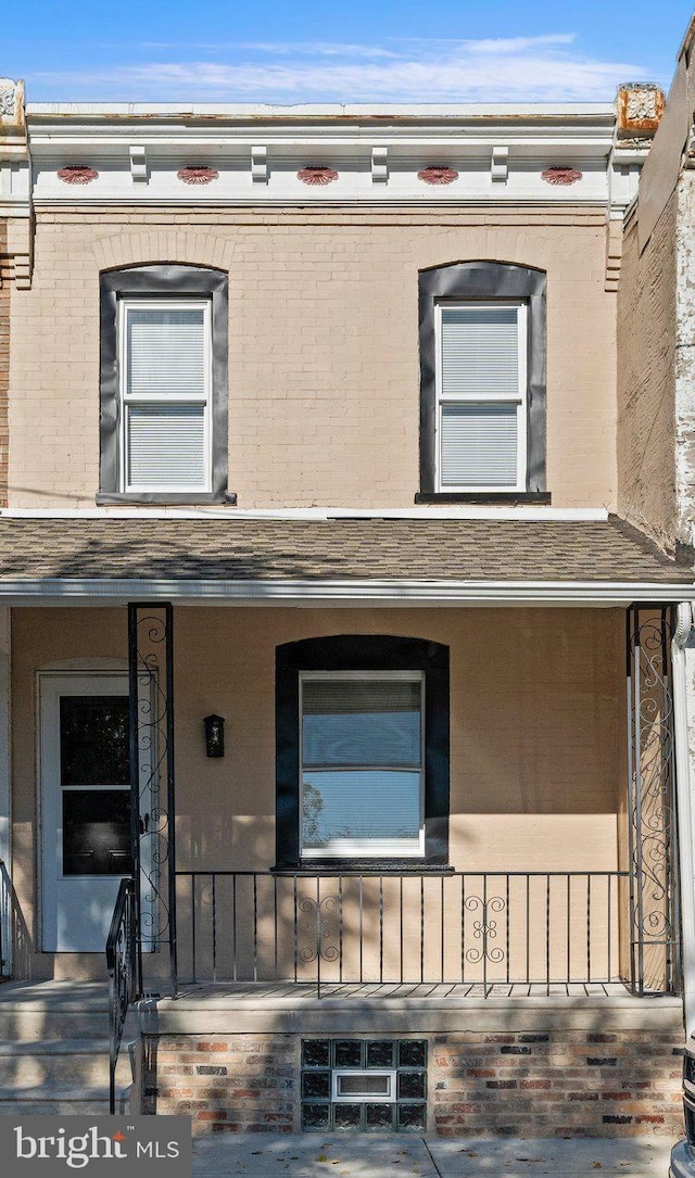 view of front of property featuring covered porch