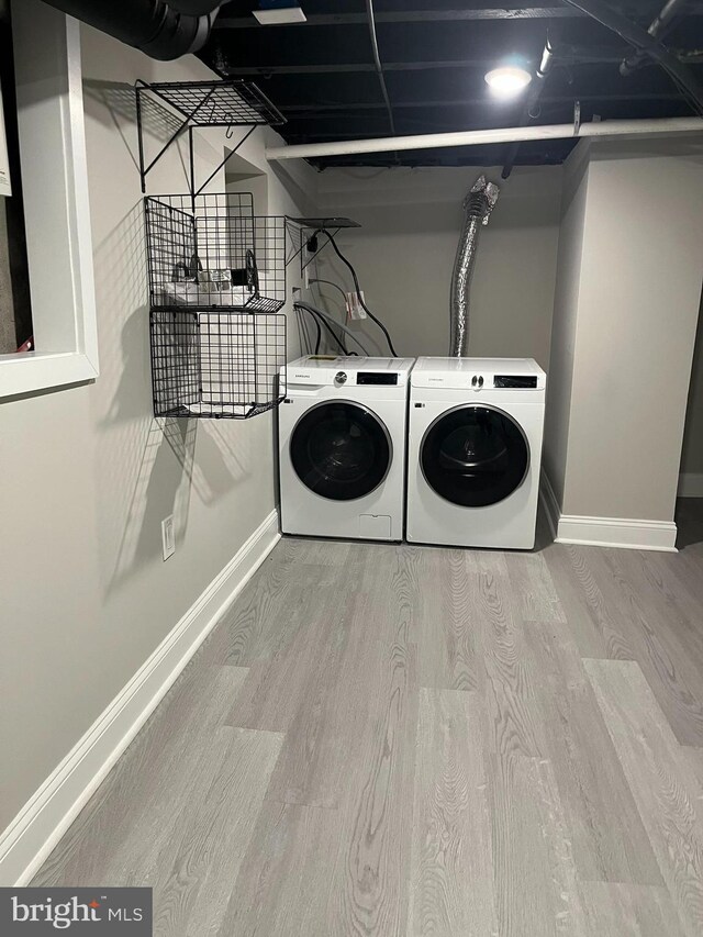 laundry room featuring light hardwood / wood-style floors and independent washer and dryer