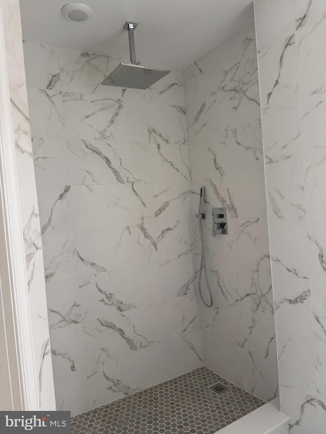 bathroom featuring a tile shower