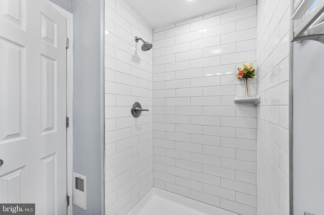 bathroom featuring a tile shower