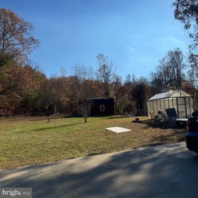 view of yard featuring an outbuilding