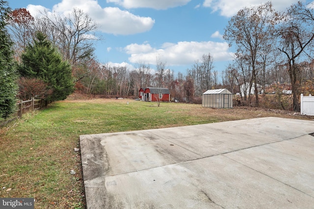 view of yard featuring a shed